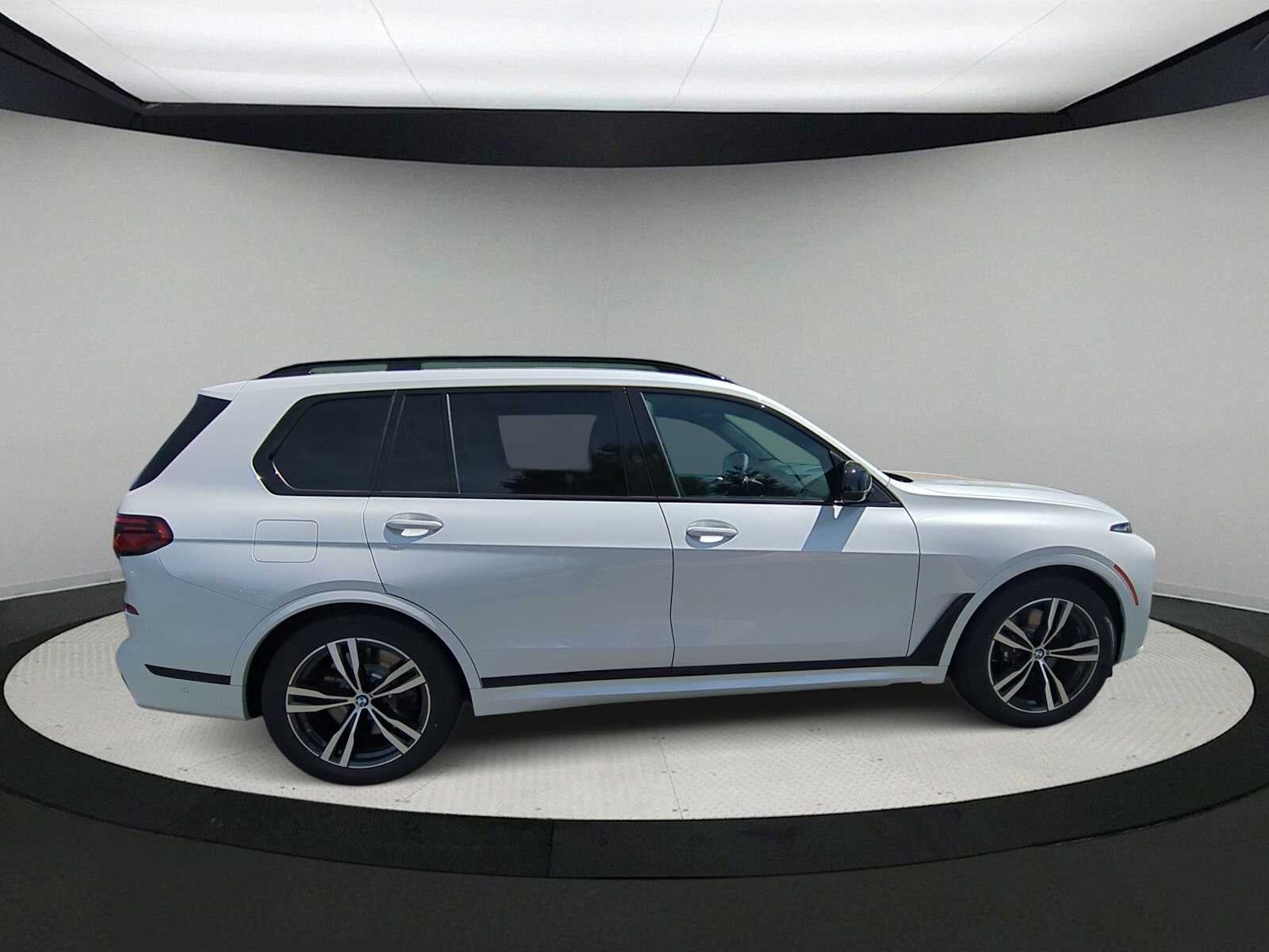 2026 BMW X7 M60i M60i