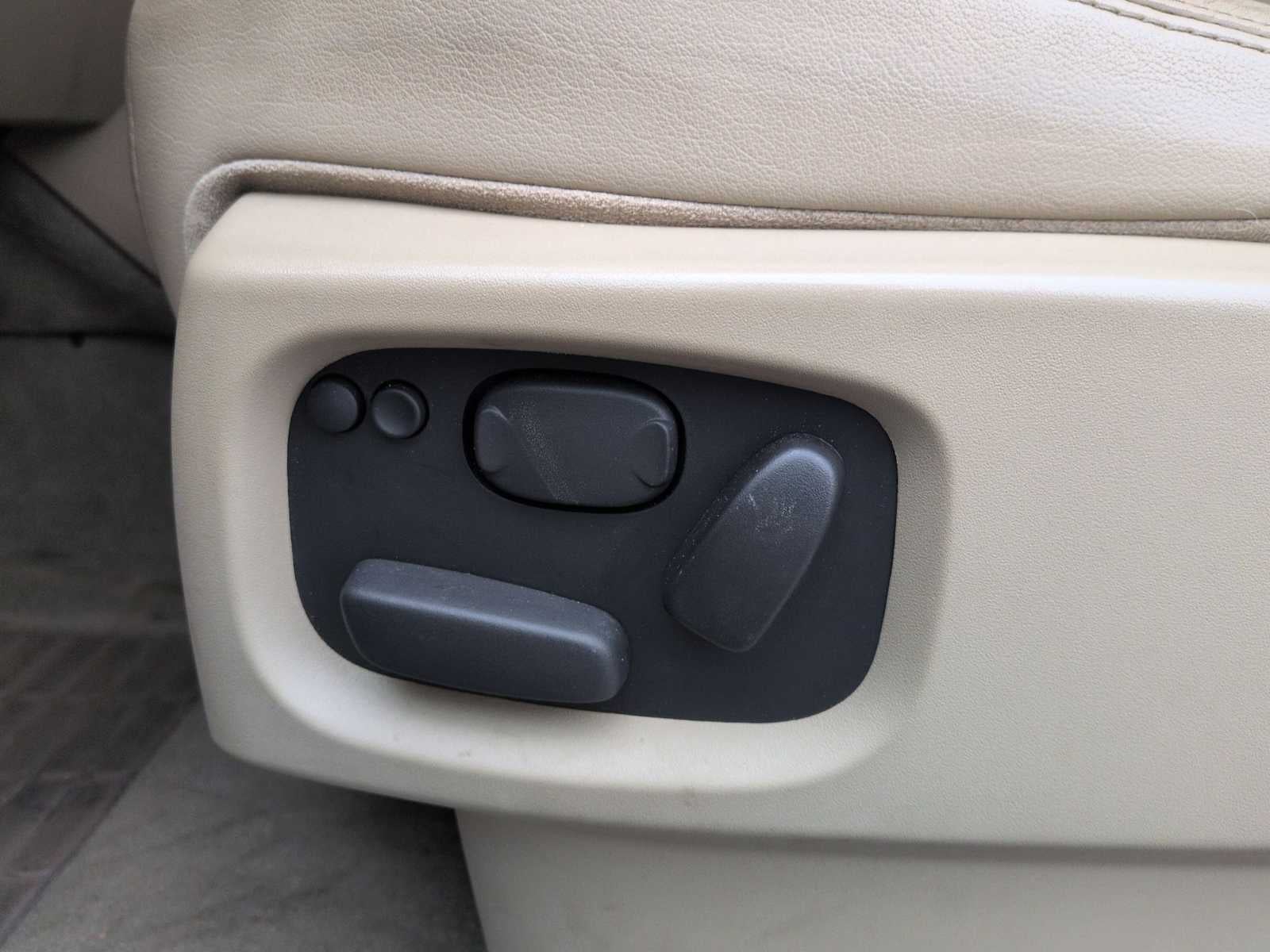 2014 Land Rover LR4 LUX