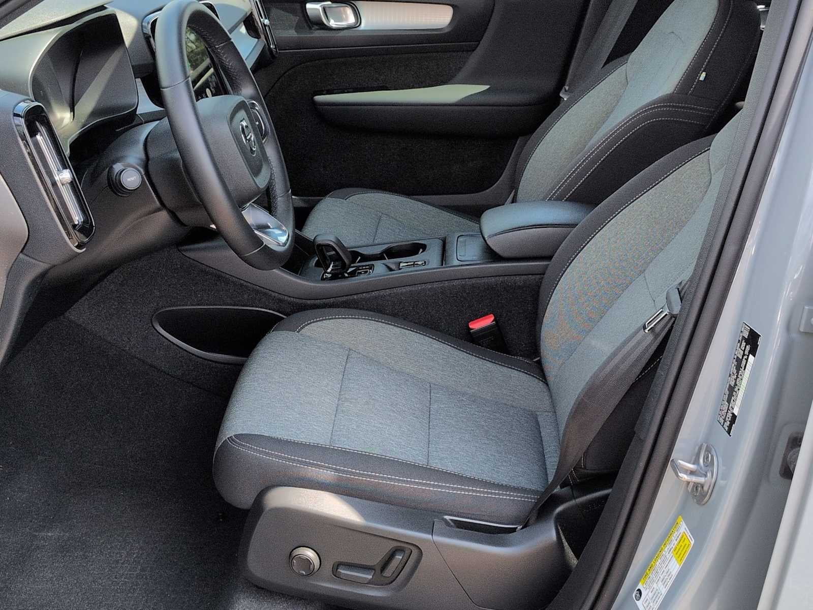 2024 Volvo XC40 Base