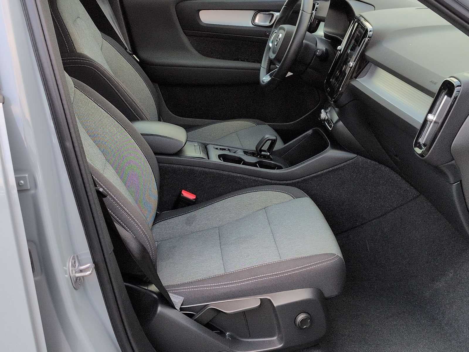 2024 Volvo XC40 Base
