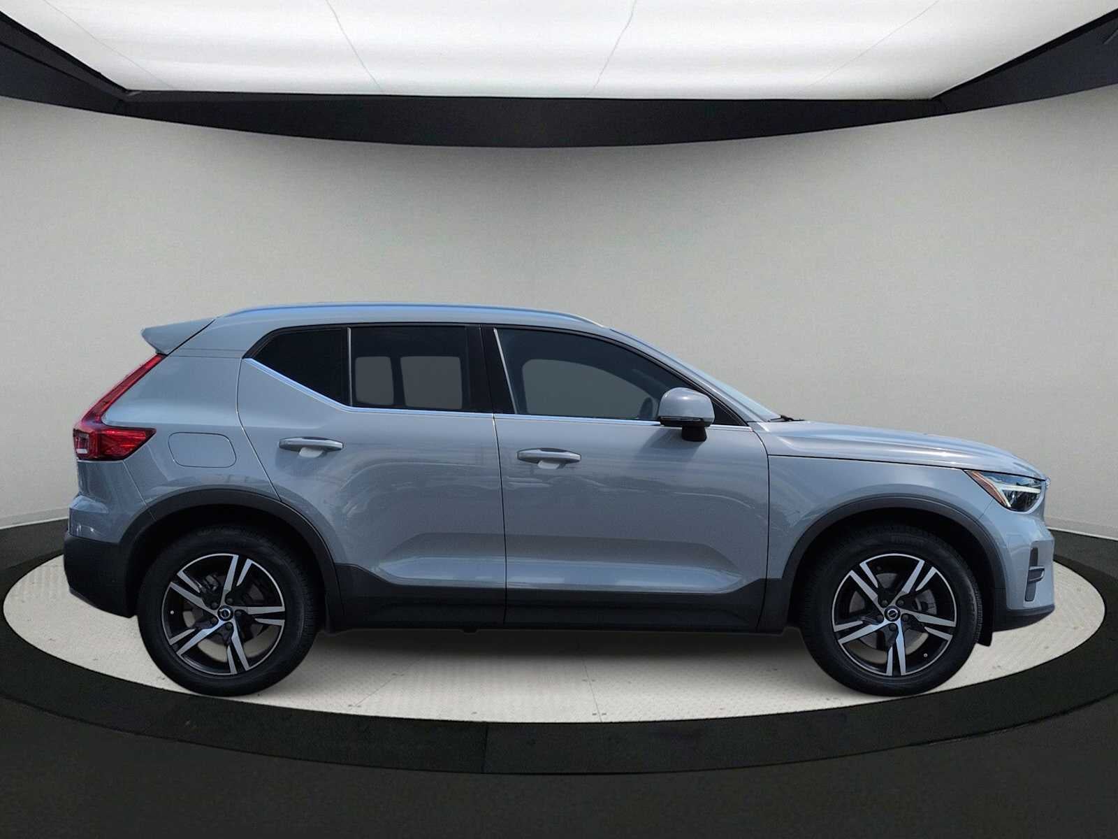 2024 Volvo XC40 Base