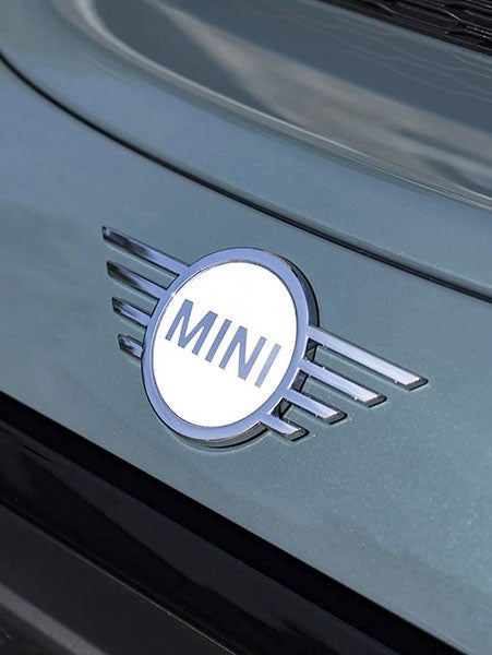 Closeup view of the exclusive Aspen White badging on a MINI Multitone Edition in Sage Green.